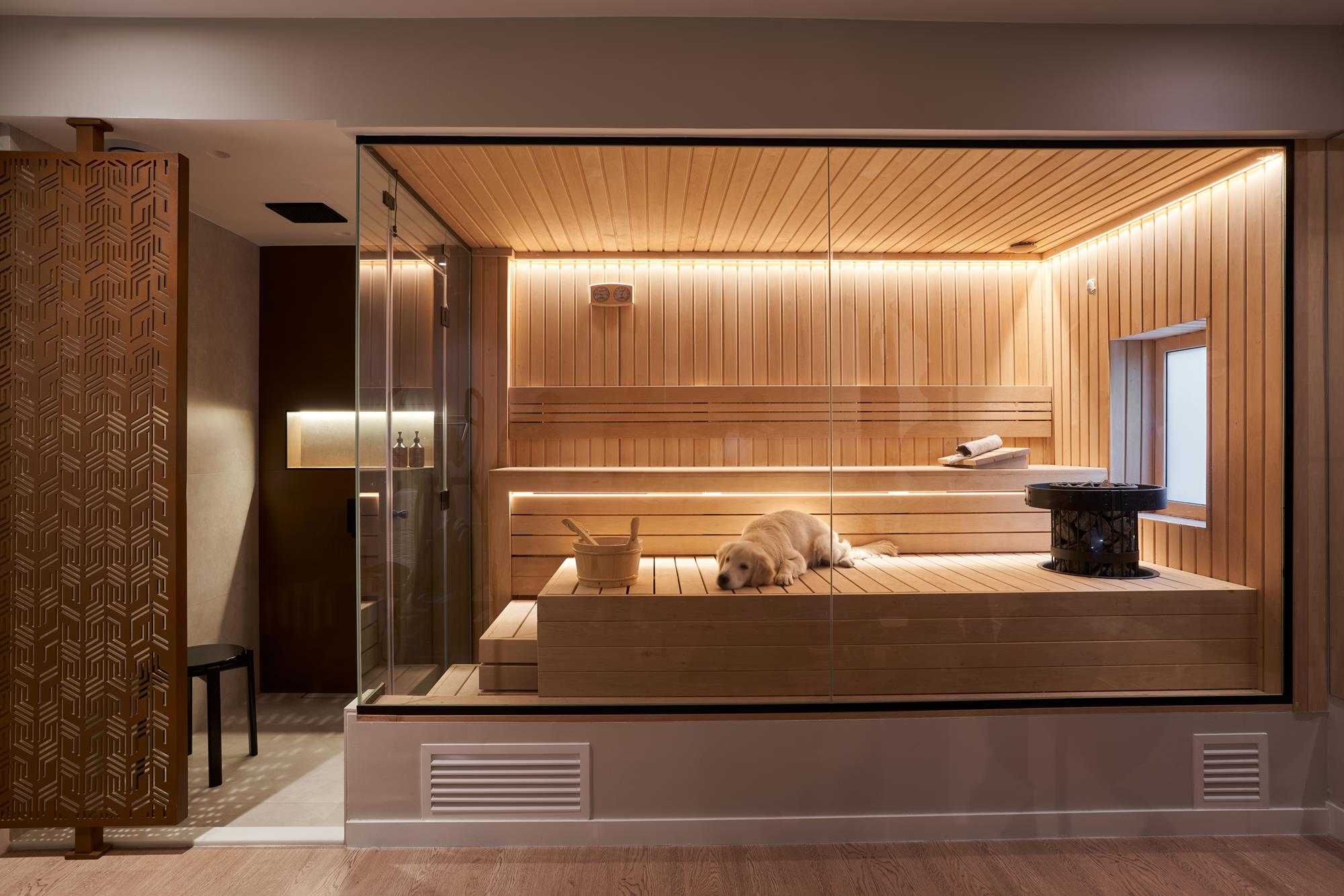 A bespoke cedar sauna glazed to the room beyond a moucharabieh screen